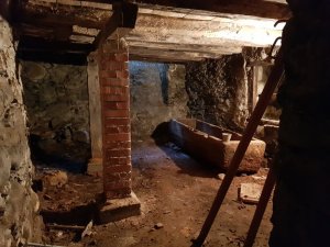 Cave : située sous le salon #2