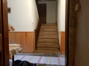 Vue sur escalier depuis le débarras