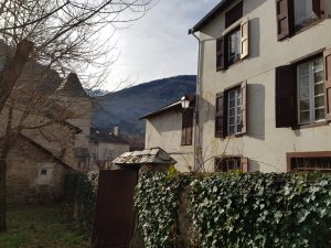 Vue de l'extérieur sur maison + garage