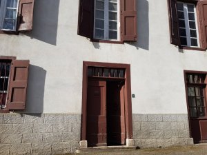 Entrée depuis le 25 rue de la Chapelle (orientée Est)