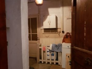 Débarras + accès toilette + accès cave