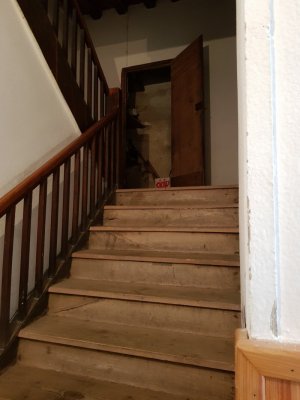 Escalier vers 1e étage avec vue sur le placard de palier