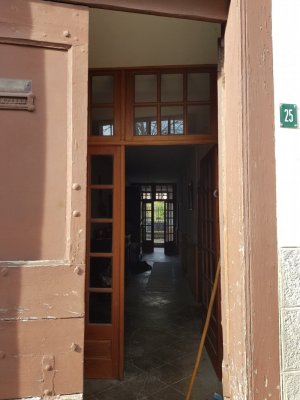 Devant l'entrée, avec vue sur le couloir